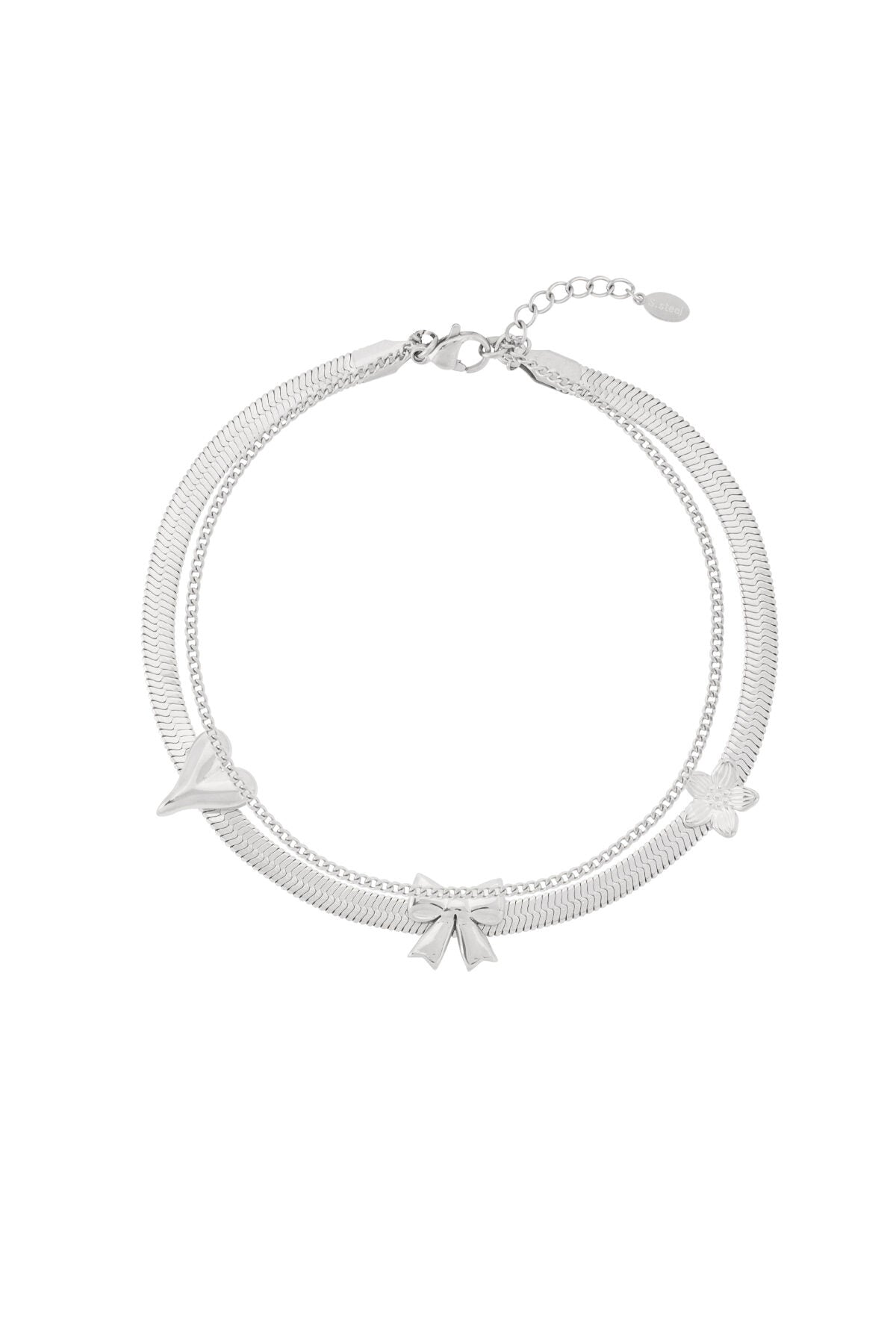 Detail van de Charming Bow enkelband met zilveren elementen en verstelbare sluiting.