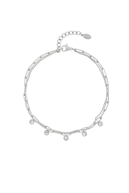 Detail van de Sparkling Chain Anklet met rhinestone accenten en roestvrijstalen schakels.