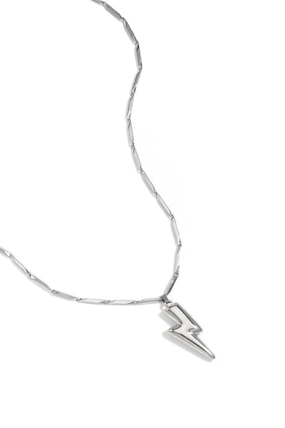 Detail van de stainless steel ketting met bliksemschicht hanger in zijaanzicht.